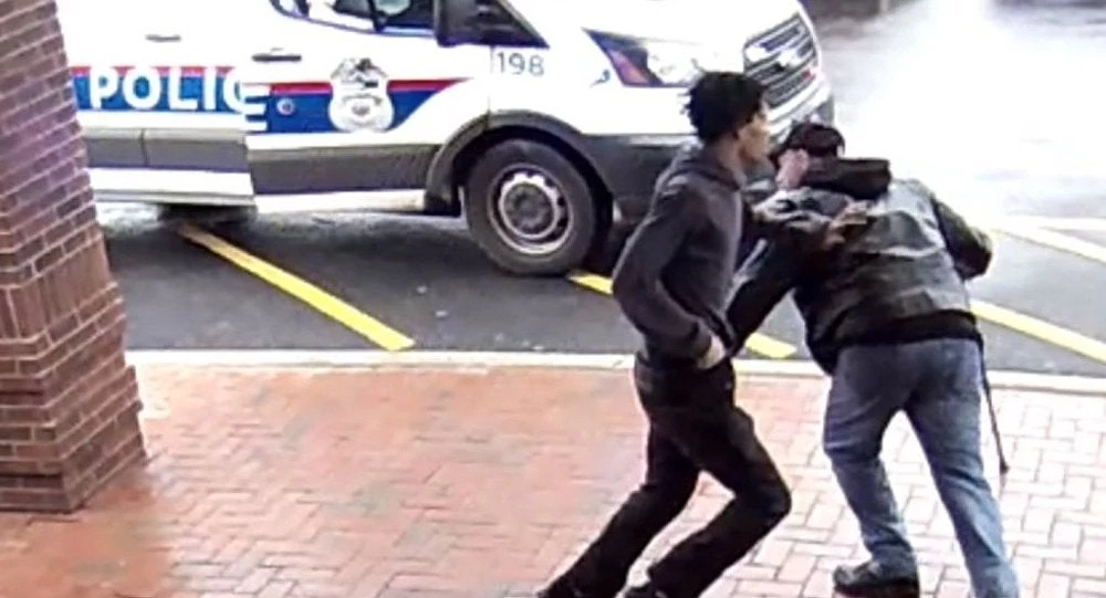 Τον τσάκισε! Ηλικιωμένος με μπαστούνι σταματά φρενήρη καταδίωξη υπόπτου με τρικλοποδιά – Βίντεο